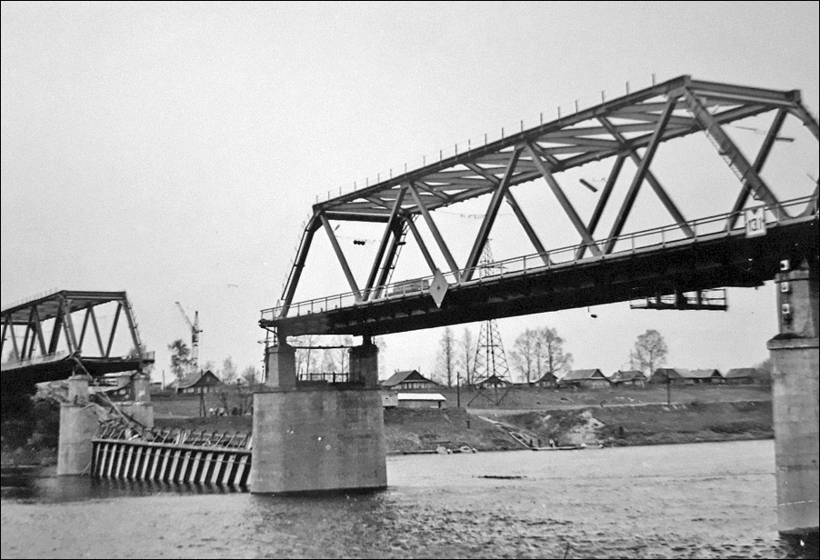 Обрушение старого Мигаловского моста через реку Волгу в Твери