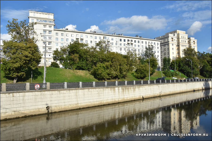 Преображенская набережная на реке Яузе в Москве