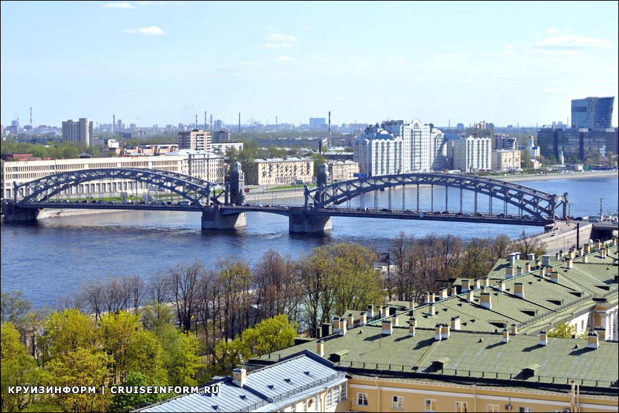 Большеохтинский мост на реке Неве в Санкт-Петербурге