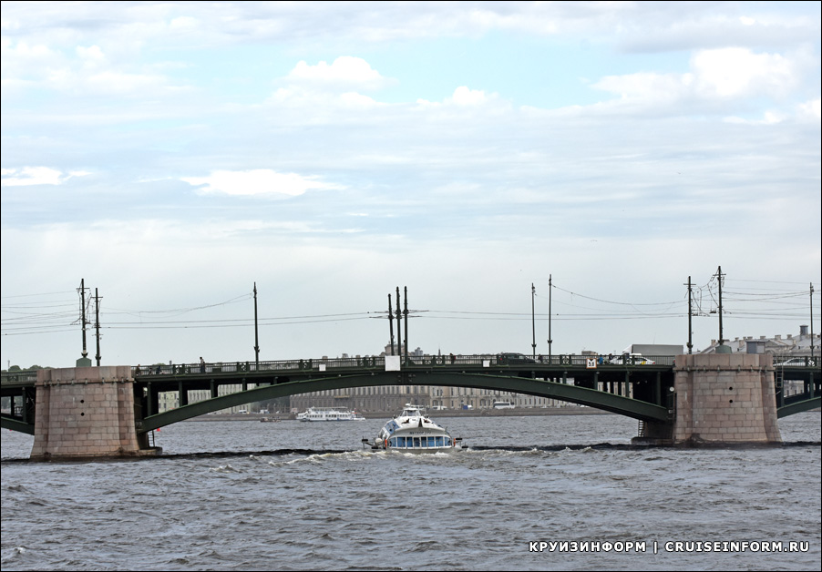 Тучков мост на реке Неве в Санкт-Петербурге