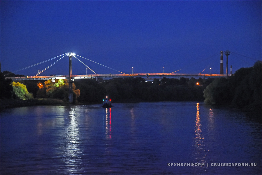 Воскресенский пешеходный мост через реку Москву в Воскресенске