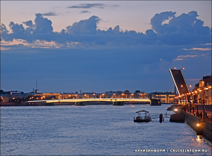 Литейный мост на реке Неве в Санкт-Петербурге