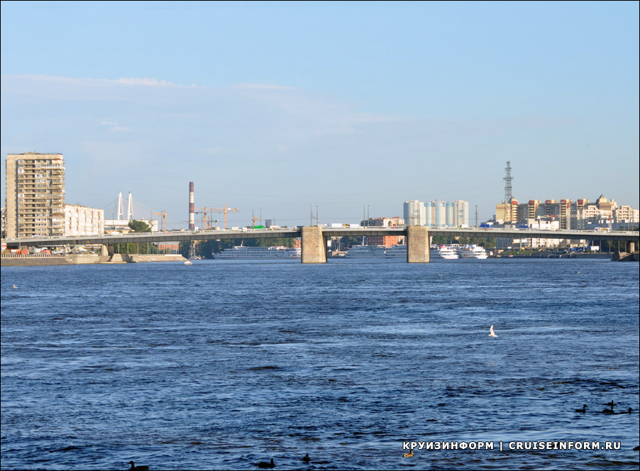 Володарский мост на реке Неве в Санкт-Петербурге