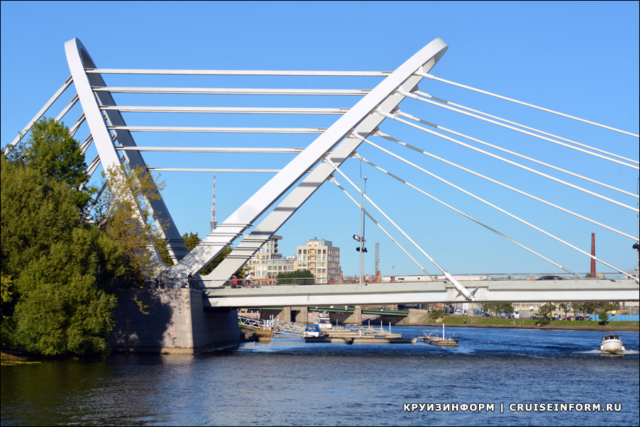 Лазаревский мост на Малой Невке в Санкт-Петербурге