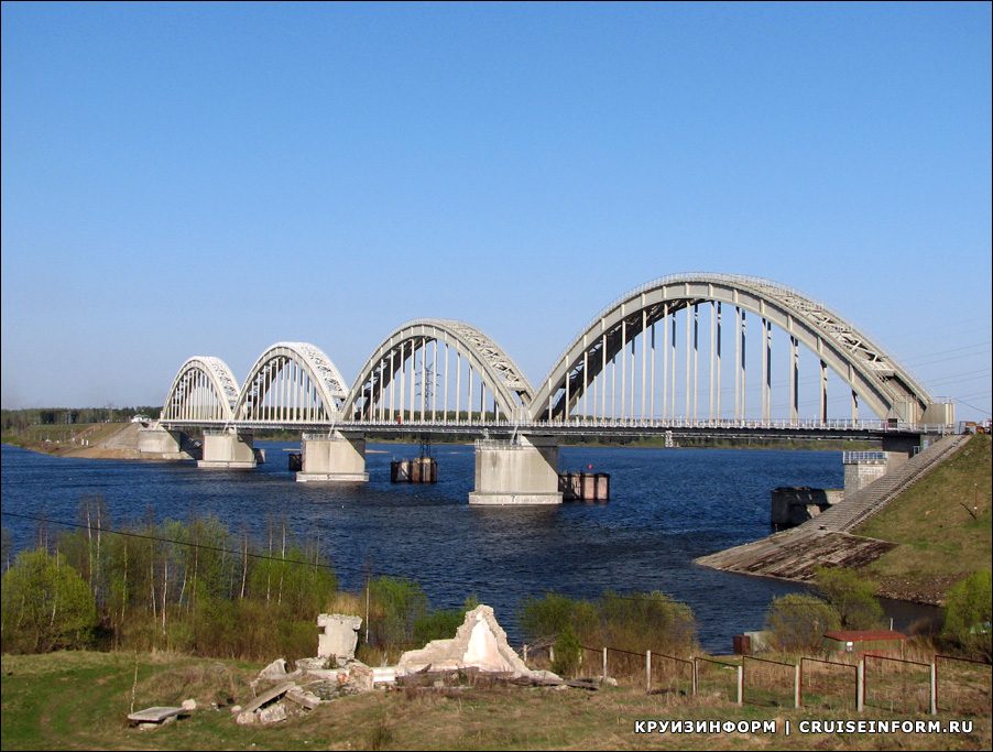 Железнодорожный мост у станции Волга через реку Волга (Ярославская область)