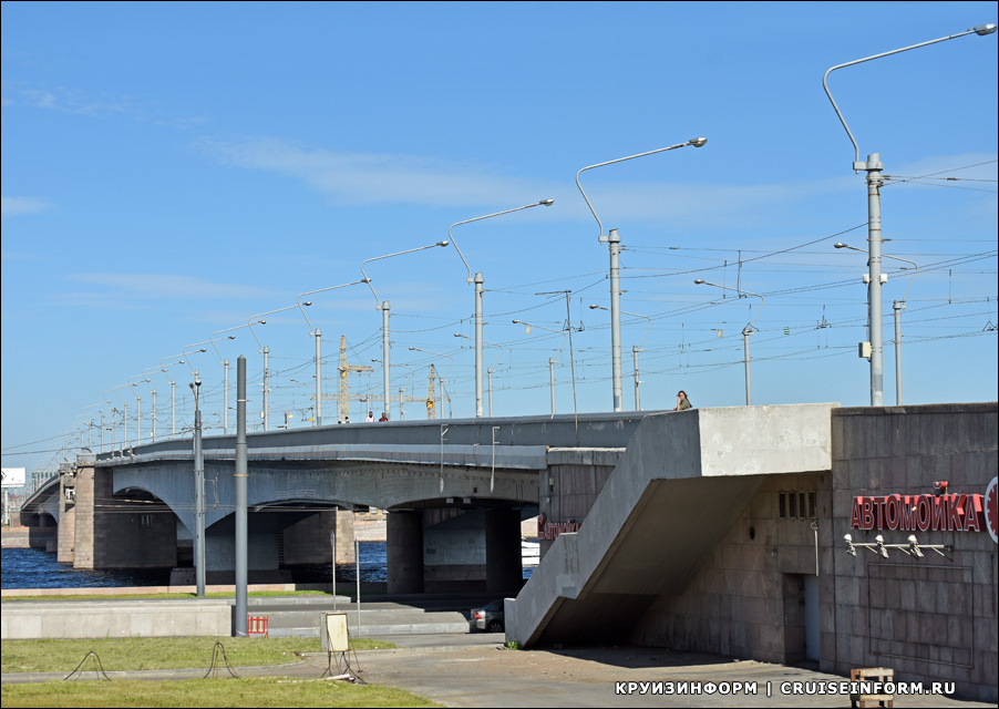 Мост Александра Невского на реке Неве в Санкт-Петербурге