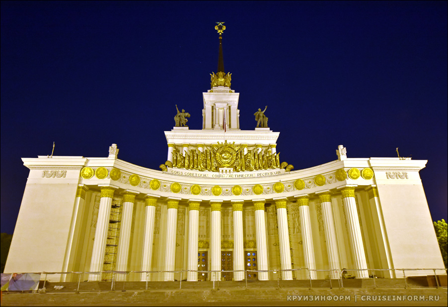 Ночное ВДНХ в Москве: фонтаны и павильоны
