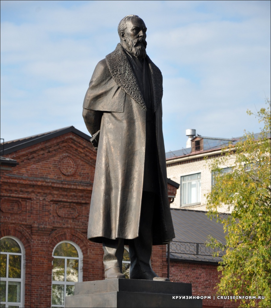 Памятник Ивану Милютину в Череповце
