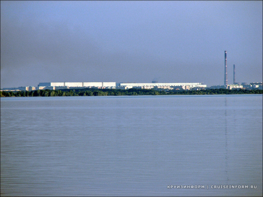 Корпус завода «Атоммаш». Вид с Цимлянского водохранилища
