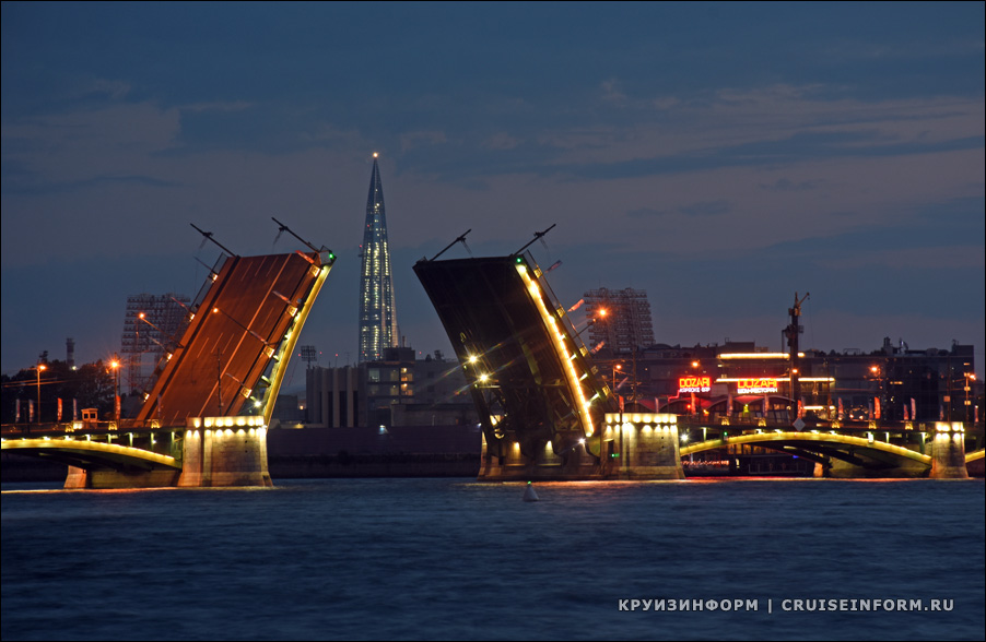 Биржевой мост на реке Неве в Санкт-Петербурге