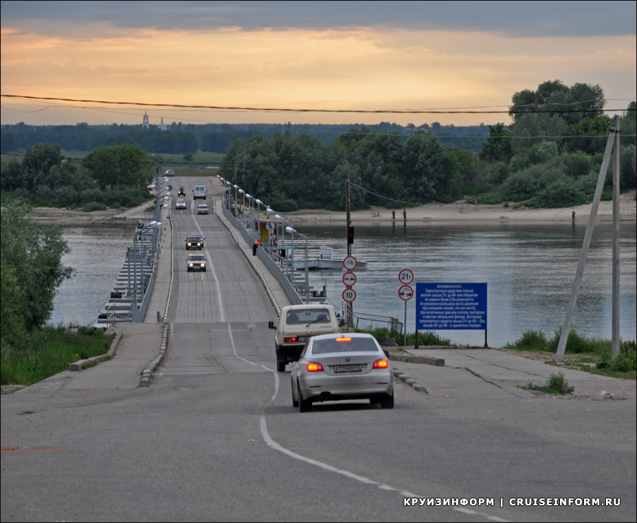 Наплавной мост через реку Оку в городе Павлово (Нижегородская область)