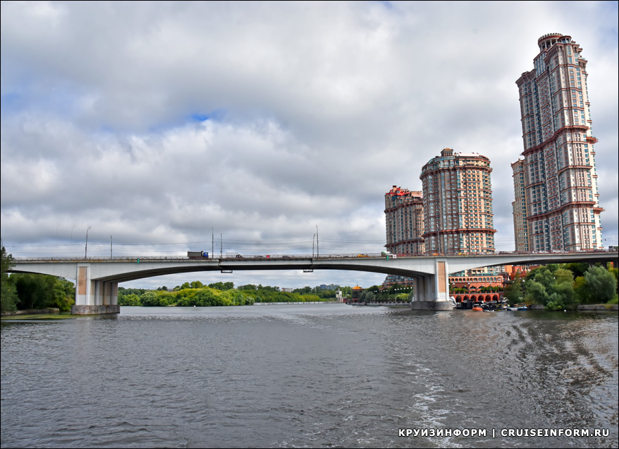 Строгинский мост через реку Москву в Москве