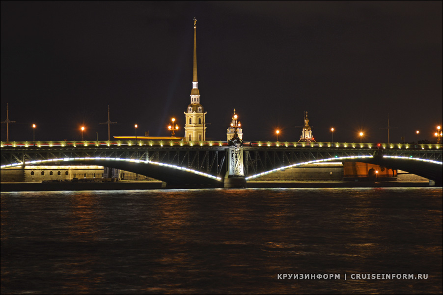 Троицкий мост на реке Неве в Санкт-Петербурге