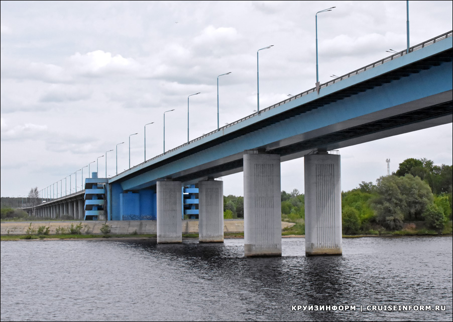 Юбилейный мост через реку Волгу в Ярославле