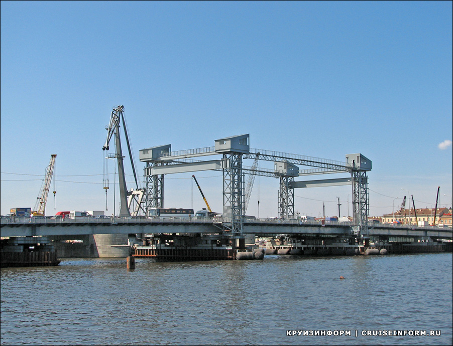 Вид на реконструируемый мост лейтенанта Шмидта с Адмиралтейской набережной.