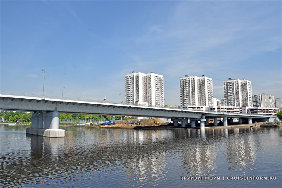 Кожуховский мост через реку Москву в Москве