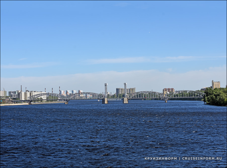 Финляндский железнодорожный мост на реке Неве в Санкт-Петербурге