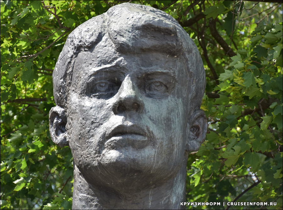 Памятник Есенину в Рязани: фото