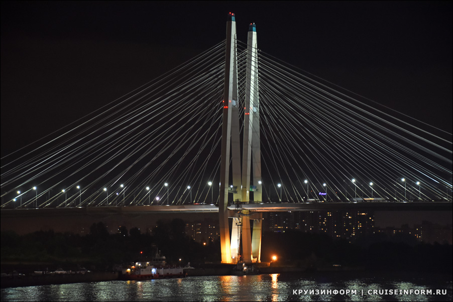 Большой Обуховский мост на реке Неве в Санкт-Петербурге