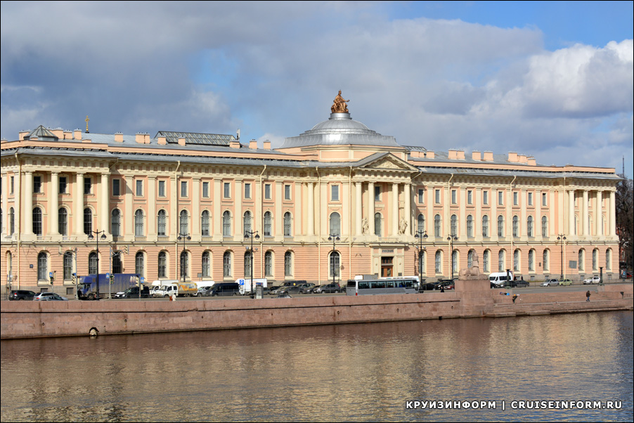 Университетская набережная в Санкт-Петербурге (река Нева)