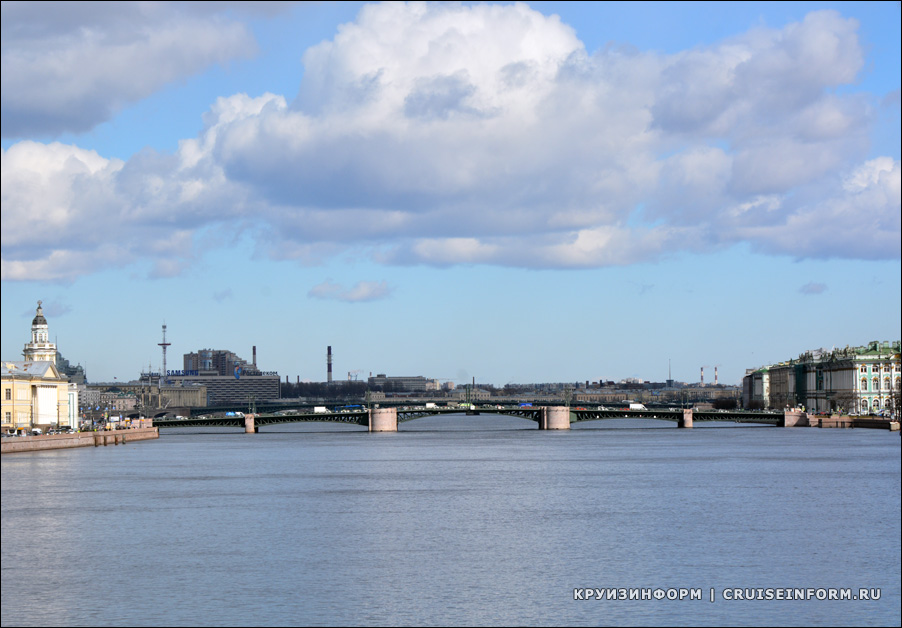 Дворцовый мост на реке Неве в Санкт-Петербурге
