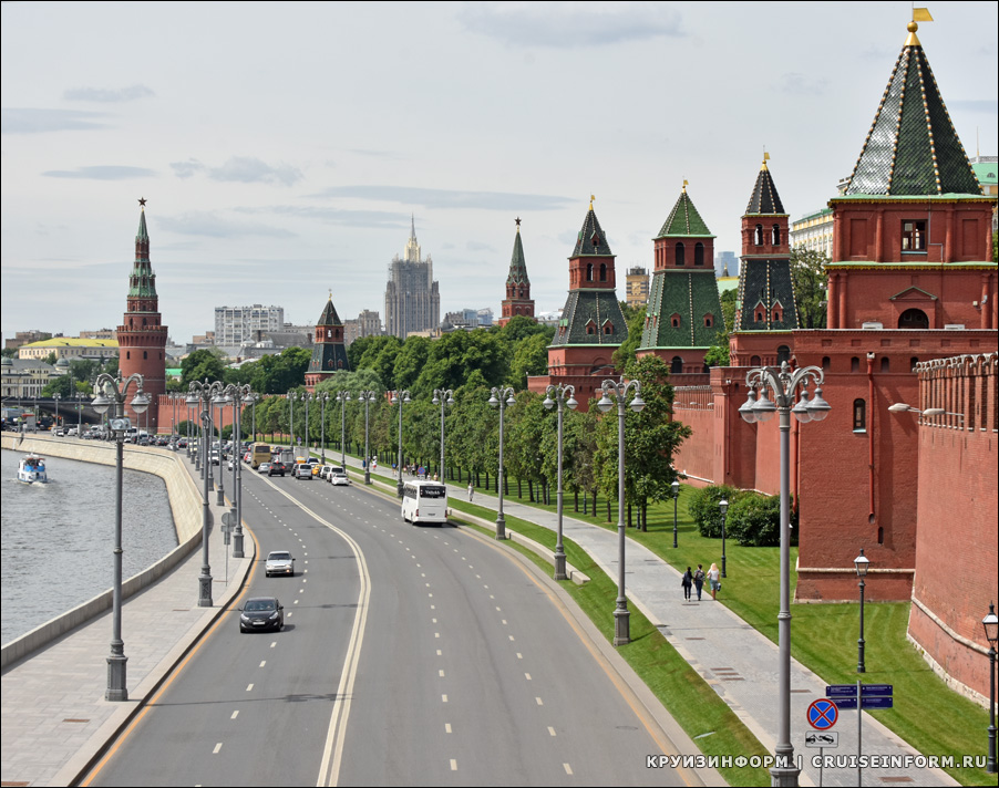 Кремлевская набережная в Москве (фото)