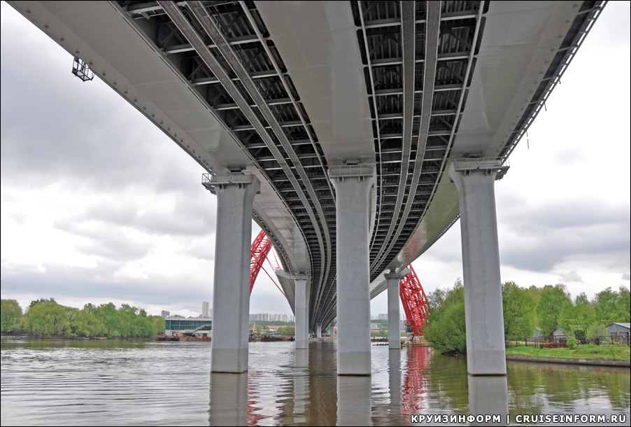 Живописный вантовый мост через Москва-реку в Москве