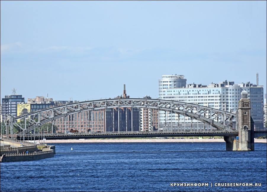 Большеохтинский мост на реке Неве в Санкт-Петербурге