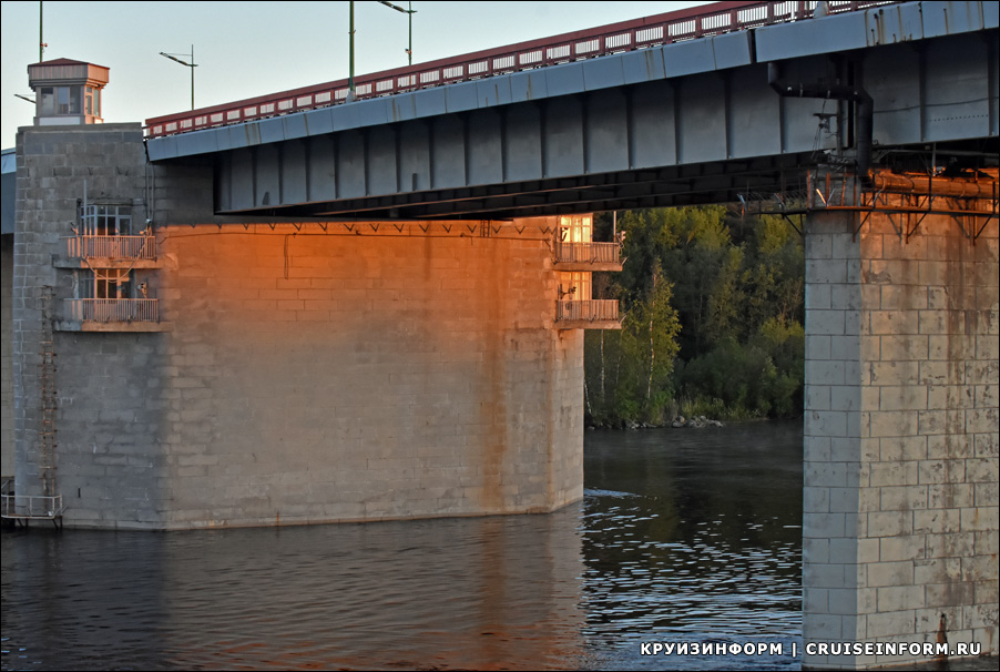 Ладожский мост на реке Неве