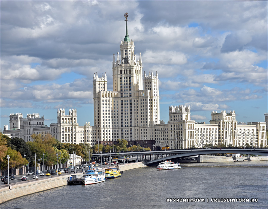 Причал Большой Устьинский мост на реке Москве в Москве