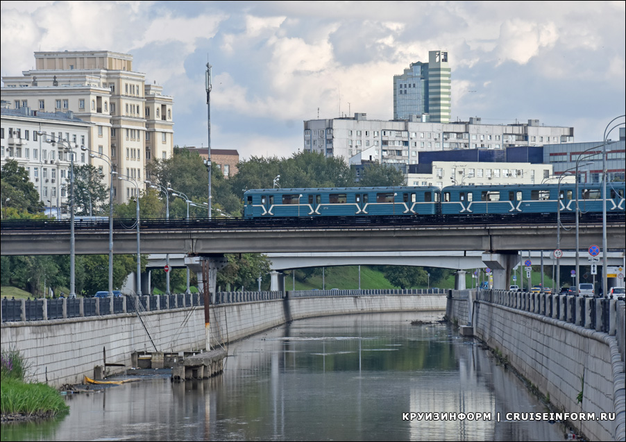 Преображенский метромост через реку Яузу в Москве