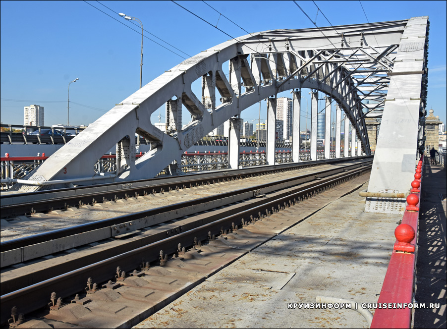 Лужнецкий железнодорожный мост через реку Москву в Москве