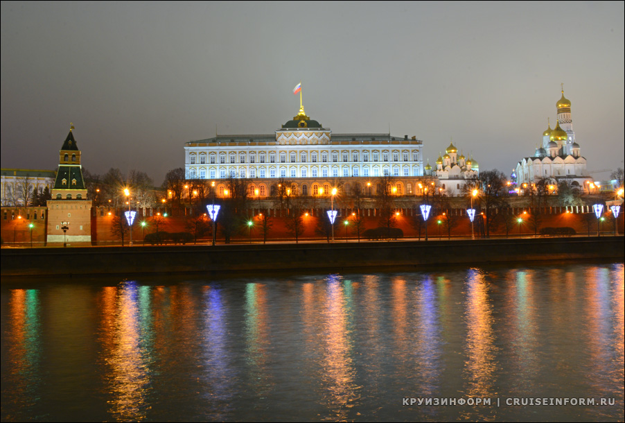 Кремлевская набережная в Москве (фото)