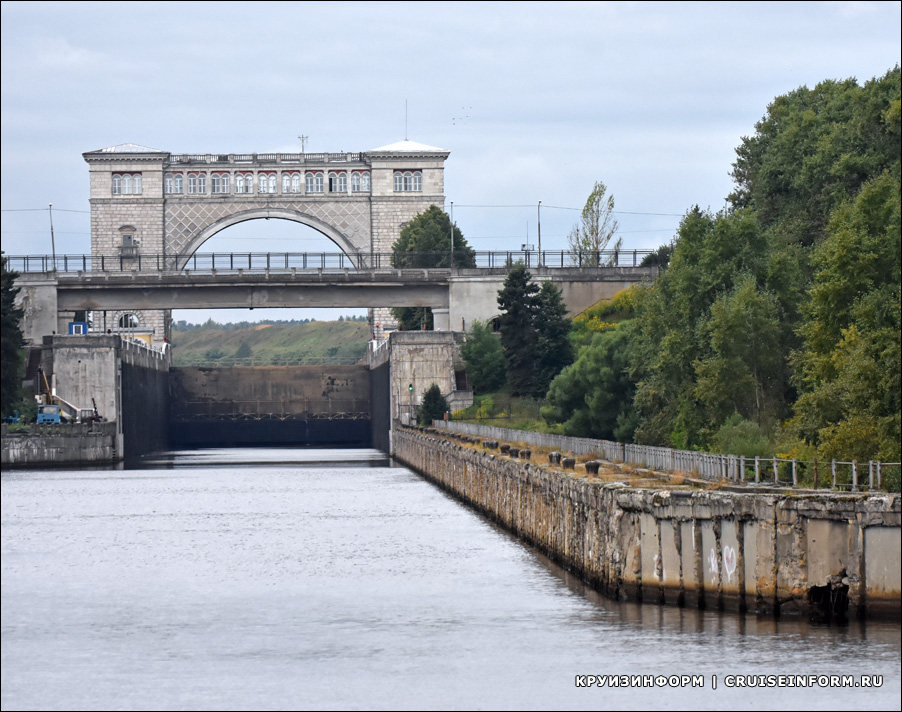 Шлюз Угличской ГЭС на реке Волге в Угличе