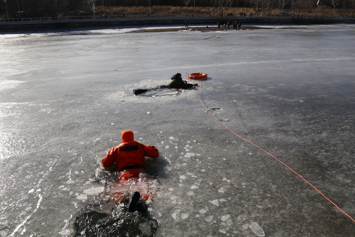 Пошел ли лед. Лед на Химкинском водохранилище. Спасатели и Мороз. Химкинском водохранилище МГПСС. Москва первый лед.