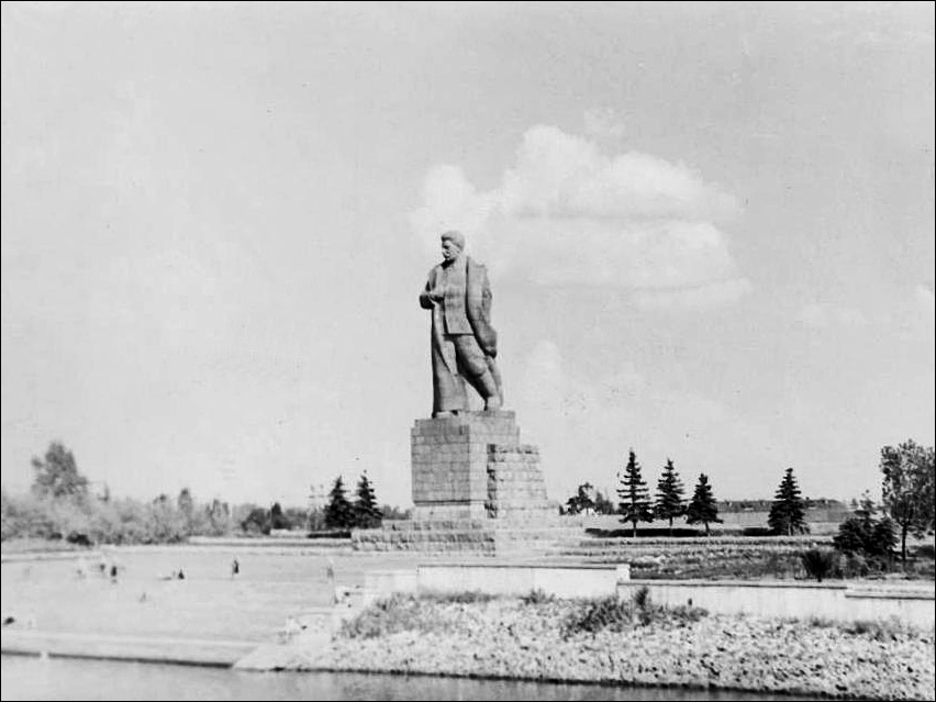 Файл:Памятник Сталину. Сталинград, набережная Волго-Донского вторсырье-м.рф — Википедия