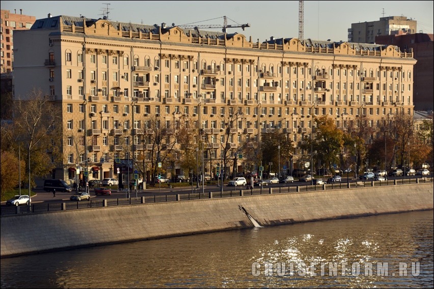 Саввинская набережная на реке Москве в Москве