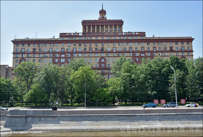 Космодамианская набережная на реке Москве в Москве