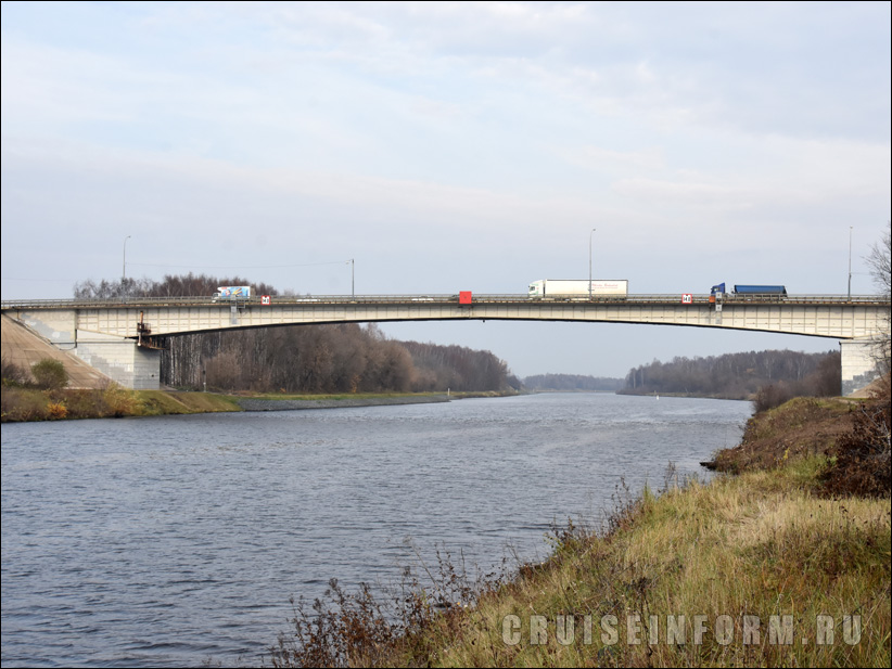 Автомобильный мост через Канал имени Москвы в Морозках