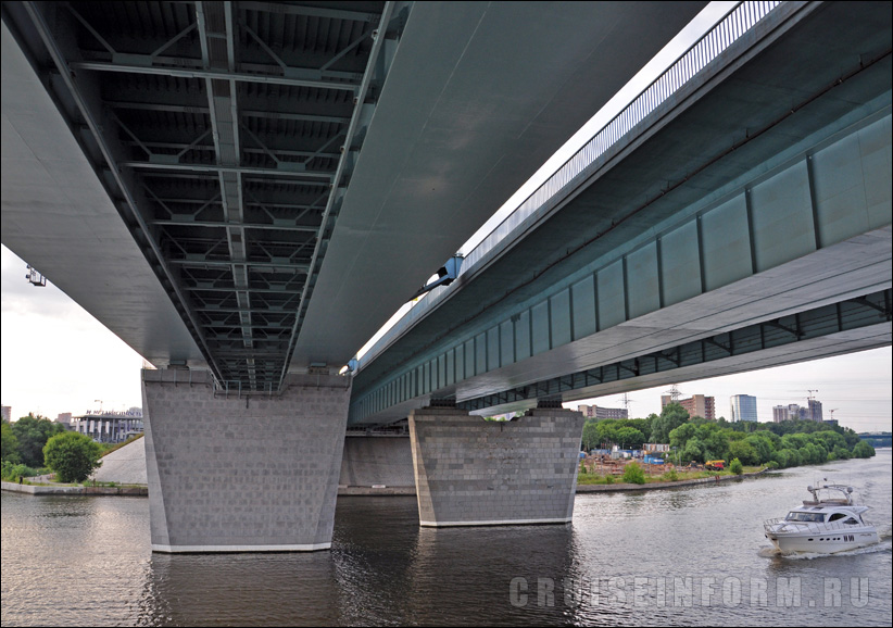 Мост Ленинградского шоссе через Химкинское водохранилище в Москве