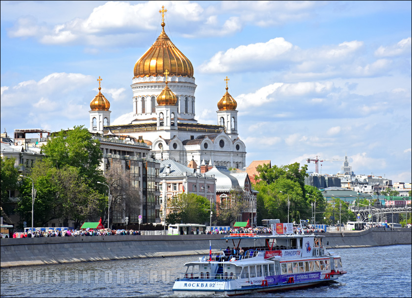 Пречистенская набережная на реке Москве в Москве