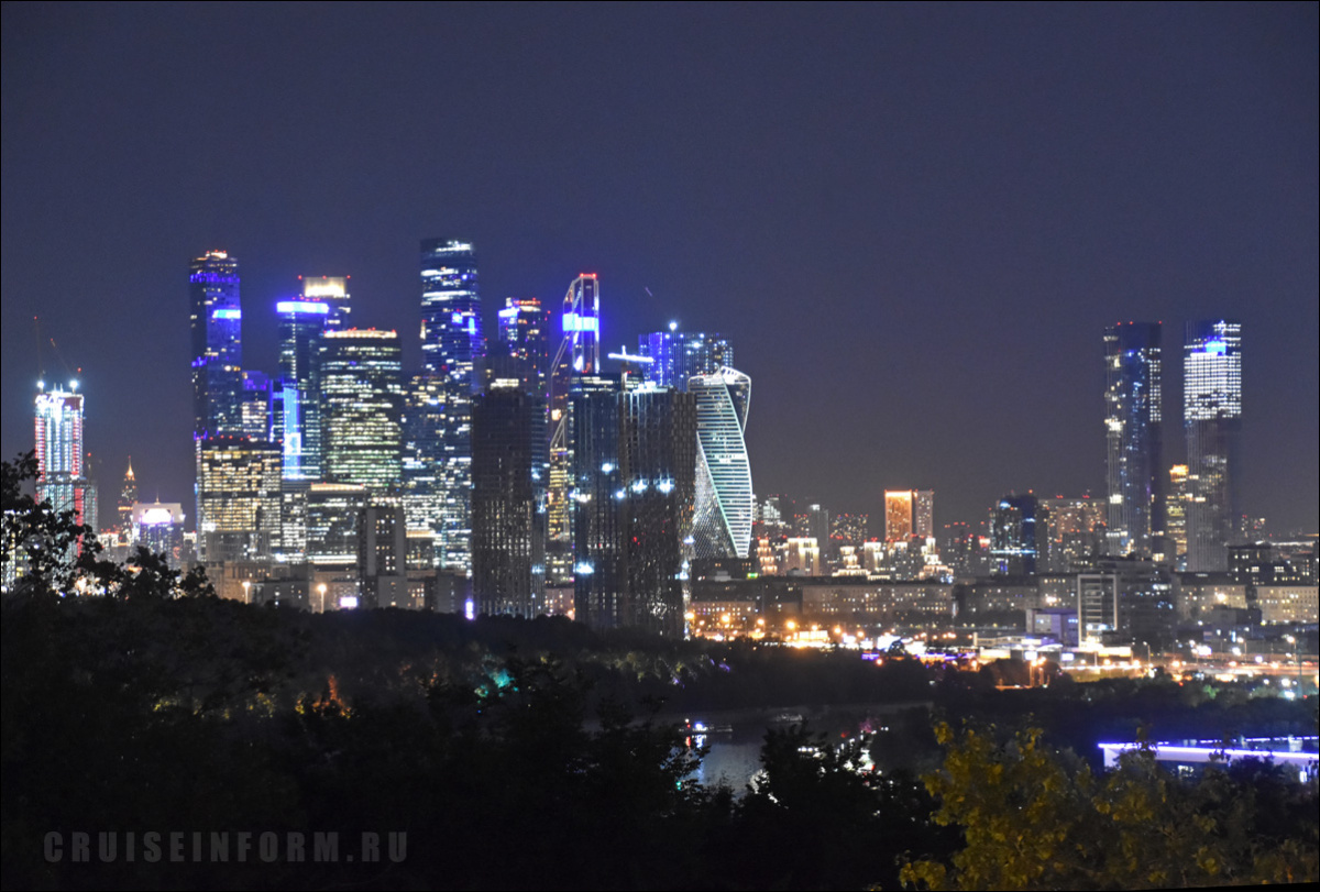 Виды ночной Москвы с Воробьевых гор (2023)