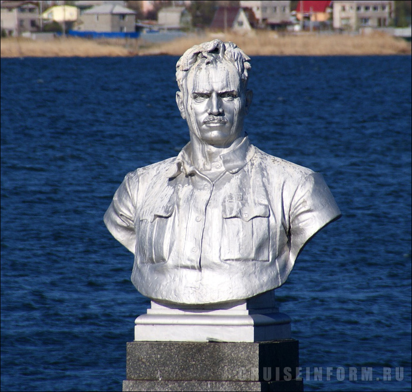 Памятник Артему у шлюза №10 Волго-Донского судоходного канала