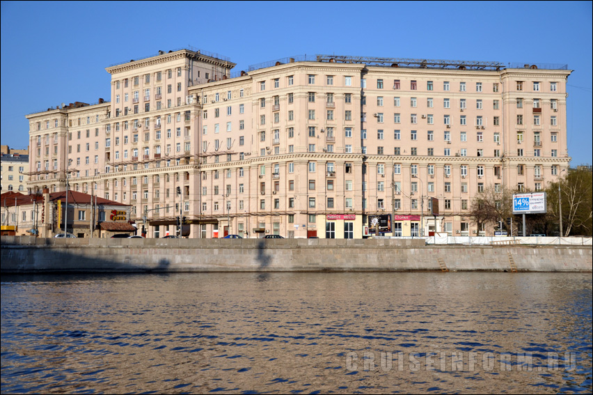Краснохолмская набережная на реке Москве в Москве