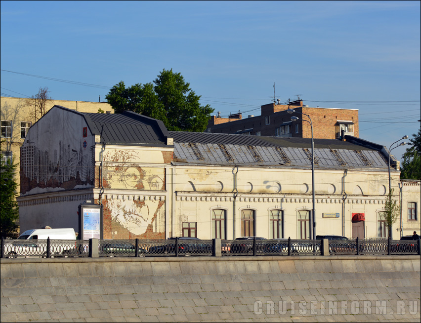 Саввинская набережная на реке Москве в Москве