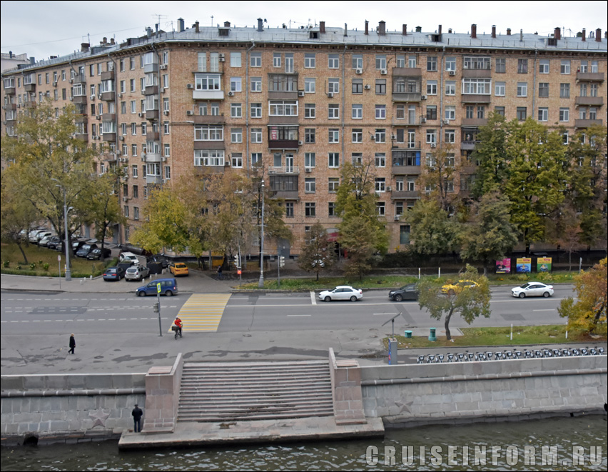 Космодамианская набережная на реке Москве в Москве