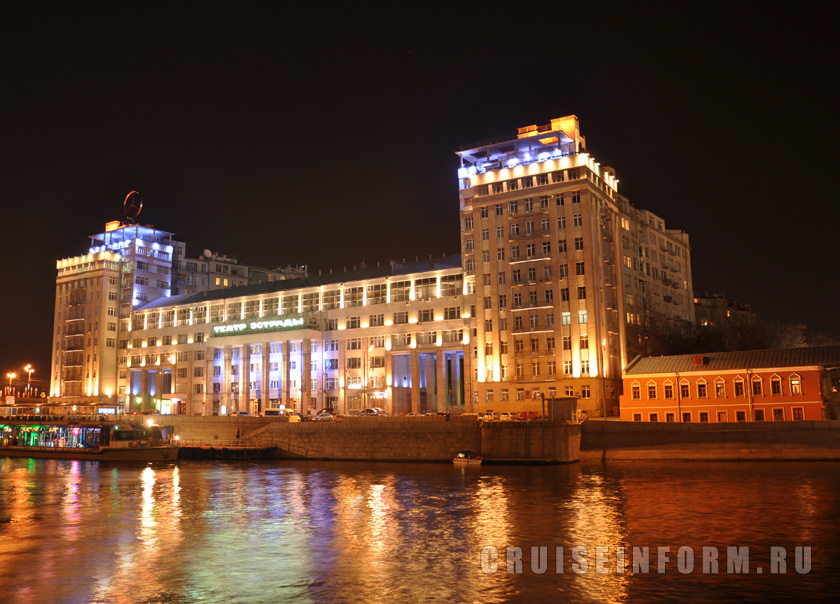 Берсеневская набережная на реке Москве в Москве