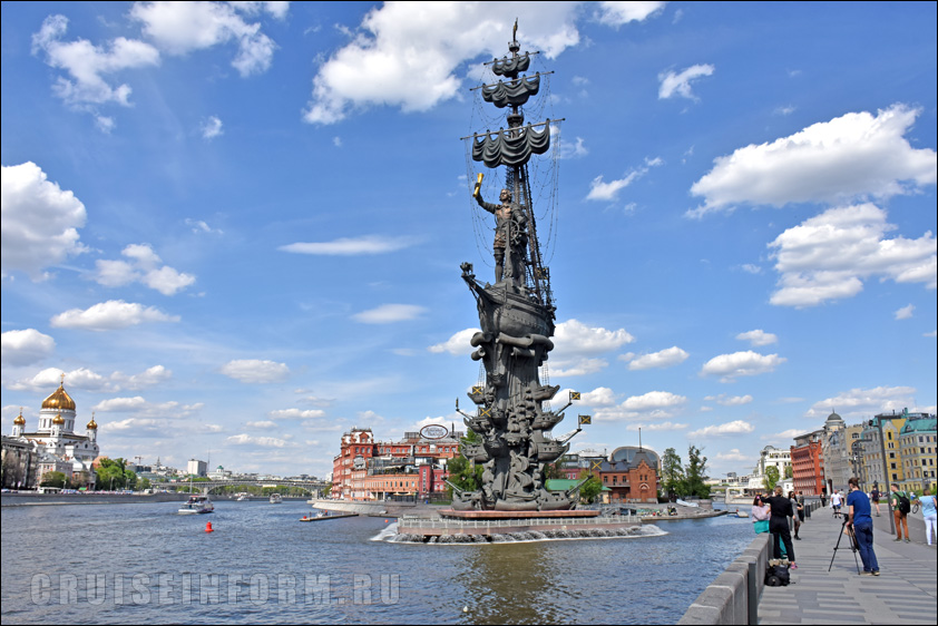 Крымская набережная на реке Москве в Москве