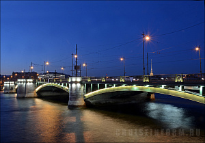 Мост Биржевой на реке Неве в Санкт-Петербурге